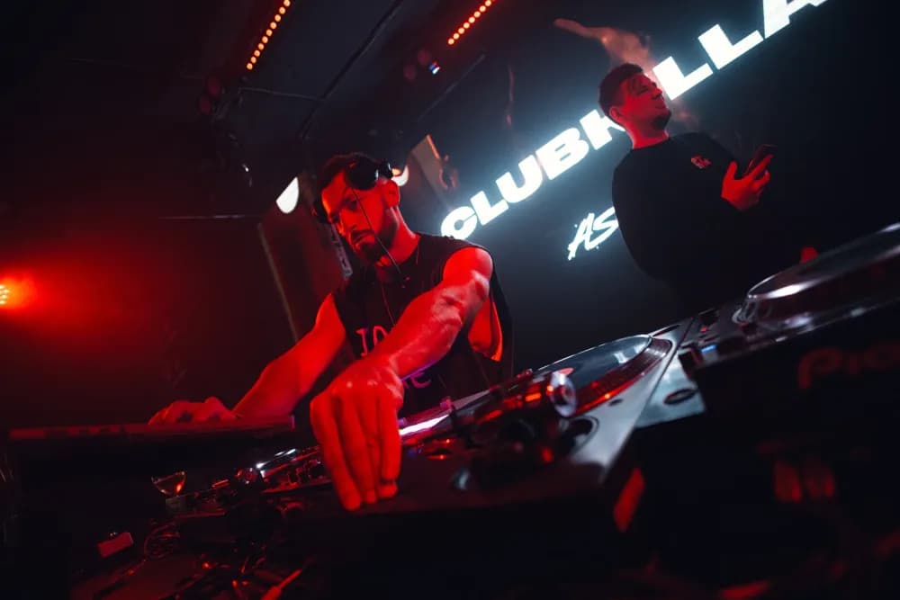 Слайд из фотографий школы Pioneer DJ School