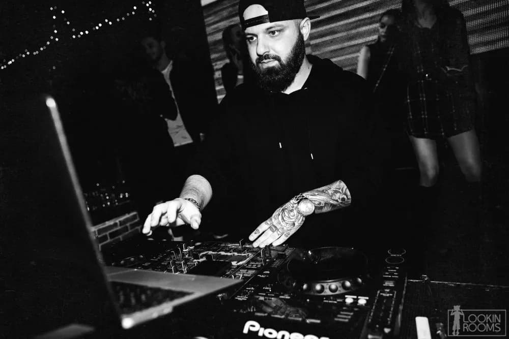 Слайд из фотографий школы Pioneer DJ School