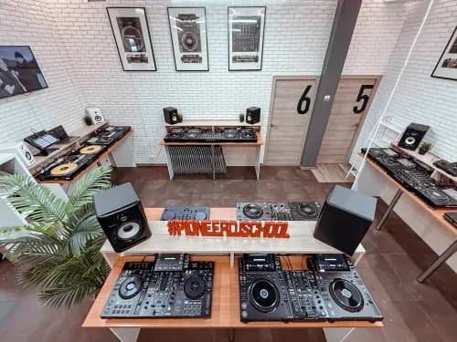Фото Pioneer DJ School