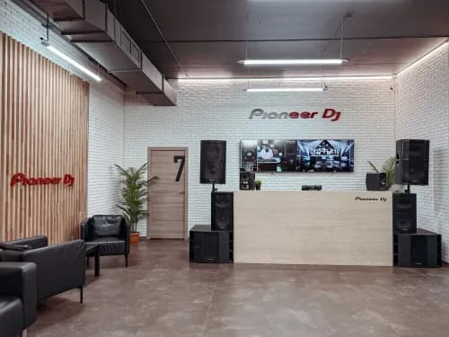 Фото Pioneer DJ School