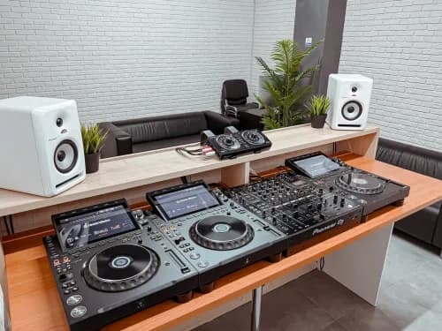 Фото Pioneer DJ School